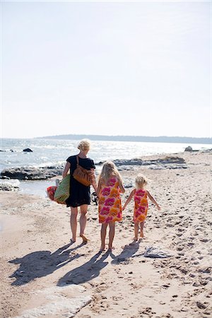 simsearch:6102-06470809,k - Une mère et ses enfants marchant sur la plage, Gotland, Suède. Photographie de stock - Premium Libres de Droits, Code: 6102-03866580