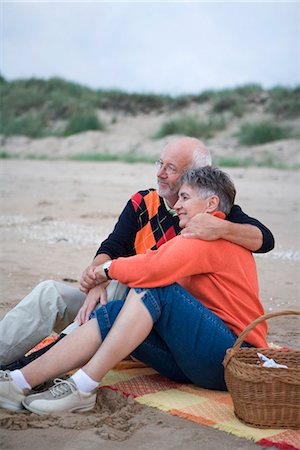 simsearch:6102-08748463,k - An elderly couple sitting on a beach, Skane, Sweden. Fotografie stock - Premium Royalty-Free, Codice: 6102-03866524