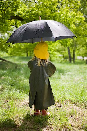 djurgarden - Une petite fille sous la pluie, Suède. Photographie de stock - Premium Libres de Droits, Code: 6102-03866681