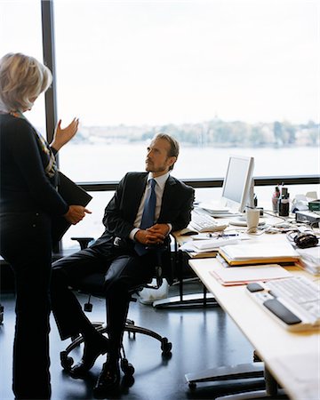simsearch:6102-03866743,k - Un homme et une femme dans un bureau, Suède. Photographie de stock - Premium Libres de Droits, Code: 6102-03866744