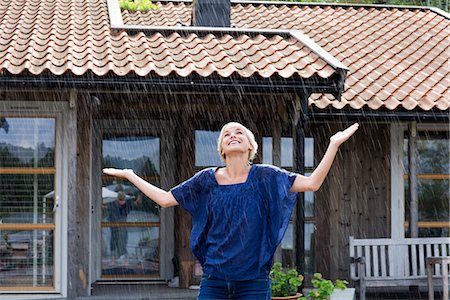 simsearch:6102-03866319,k - Une femme jouissant de la pluie, Suède. Photographie de stock - Premium Libres de Droits, Code: 6102-03866769