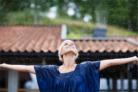 simsearch:6102-03866319,k - Une femme jouissant de la pluie, Suède. Photographie de stock - Premium Libres de Droits, Code: 6102-03866771