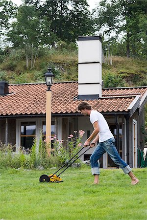 simsearch:6102-03828000,k - A man using a lawn mower, Sweden. Foto de stock - Sin royalties Premium, Código: 6102-03866838