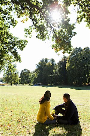 simsearch:6102-03904240,k - Ein Mann und eine Frau in einem Park ein Tag im Herbst, Schweden. Stockbilder - Premium RF Lizenzfrei, Bildnummer: 6102-03866989