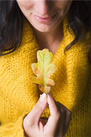 simsearch:6102-03865784,k - Eine Frau hält einen Herbst Blatt, Schweden. Stockbilder - Premium RF Lizenzfrei, Bildnummer: 6102-03866994