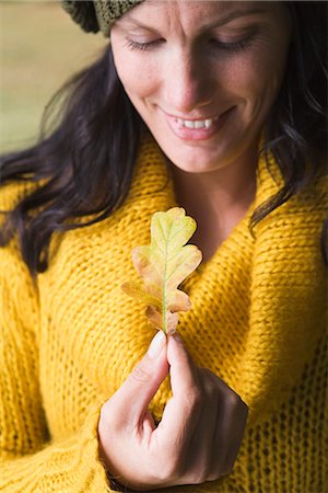 simsearch:6102-03867196,k - Une femme tenant une feuille d'automne, Suède. Photographie de stock - Premium Libres de Droits, Code: 6102-03866995