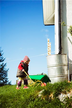 A child with a wheelbarrow, Sweden. Foto de stock - Sin royalties Premium, Código: 6102-03866924