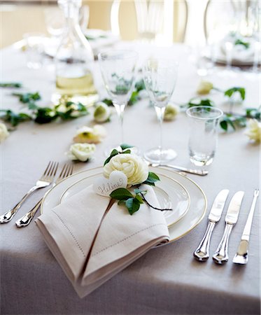 plaque - Une table pour le dîner. Photographie de stock - Premium Libres de Droits, Code: 6102-03867147