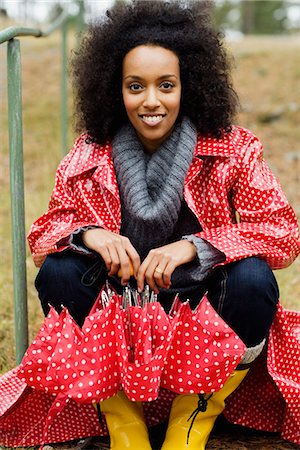 simsearch:6102-03867196,k - Portrait d'une femme portant un imperméable rouge, Suède. Photographie de stock - Premium Libres de Droits, Code: 6102-03867195