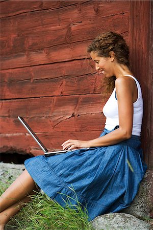 simsearch:6102-03867132,k - Eine Frau mit einem Laptop, Schweden. Stockbilder - Premium RF Lizenzfrei, Bildnummer: 6102-03867131