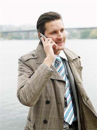 simsearch:6102-03828736,k - Homme d'affaires à l'aide d'un téléphone cellulaire, Suède. Photographie de stock - Premium Libres de Droits, Code: 6102-03867350