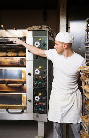 Un boulanger dans une boulangerie, Suède. Photographie de stock - Premium Libres de Droits, Code: 6102-03867372