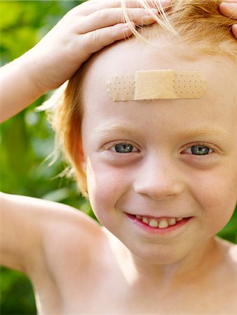 A boy with a plaster on his forehead, Sweden. Foto de stock - Royalty Free Premium, Número: 6102-03867323