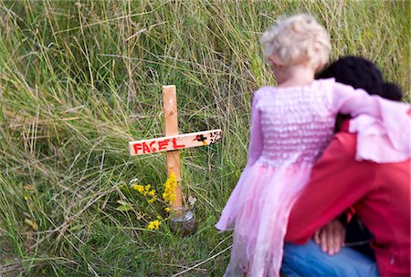 enterrement - Mère et fille, debout près d'une tombe de l'oiseau, Oland, Suède. Photographie de stock - Premium Libres de Droits, Code: 6102-03867486