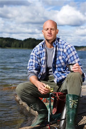 simsearch:6102-03867440,k - Porträt eines lächelnden Menschen am Wasser, Schweden. Stockbilder - Premium RF Lizenzfrei, Bildnummer: 6102-03867421
