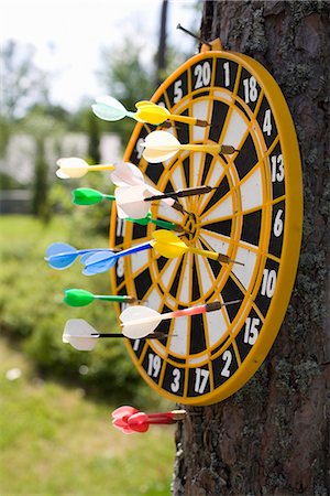 fléchettes (jeu) - Flèches sur un arbre. Photographie de stock - Premium Libres de Droits, Code: 6102-03867567