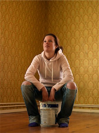 Une jeune femme, rénovation d'une salle, Suède. Photographie de stock - Premium Libres de Droits, Code: 6102-03867637