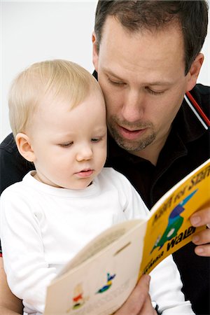 simsearch:6102-08566142,k - Father reading a book to his child, Sweden. Foto de stock - Royalty Free Premium, Número: 6102-03867750
