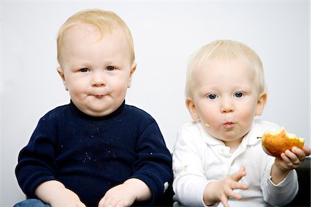 simsearch:6102-03867771,k - Zwei Babys Grimassen, Schweden. Stockbilder - Premium RF Lizenzfrei, Bildnummer: 6102-03867769