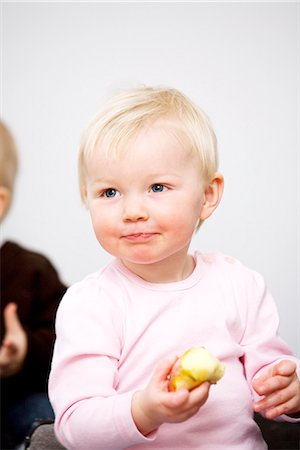 Un enfant tenant une pomme, Suède. Photographie de stock - Premium Libres de Droits, Code: 6102-03867770