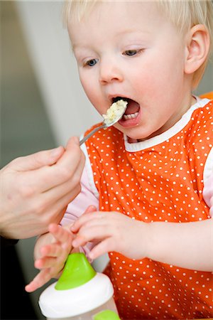 Blond baby girl eating, Sweden. Foto de stock - Sin royalties Premium, Código: 6102-03867779