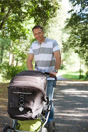 simsearch:632-08227494,k - Father walking in a park with a pram a sunny day, Sweden. Foto de stock - Sin royalties Premium, Código: 6102-03867799