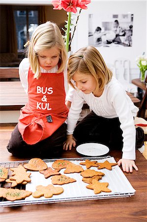 simsearch:6102-08480849,k - Two girls baking gingerbread bisquits. Foto de stock - Sin royalties Premium, Código: 6102-03826712