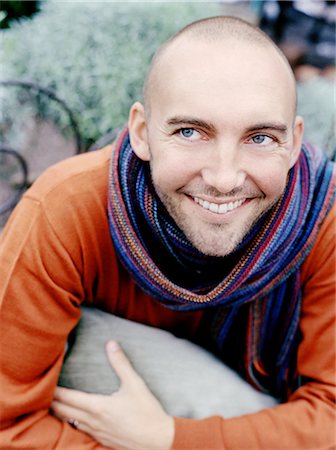 simsearch:6102-07158075,k - Portrait d'homme, Suède souriant. Photographie de stock - Premium Libres de Droits, Code: 6102-03826842