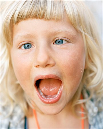 simsearch:6102-03750139,k - Portrait d'une jeune fille avec sa bouche ouverte, Suède. Photographie de stock - Premium Libres de Droits, Code: 6102-03826884