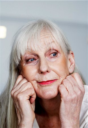 simsearch:6102-08760556,k - Portrait of a scandinavian elderly woman with long hair, Sweden. Foto de stock - Royalty Free Premium, Número: 6102-03826993