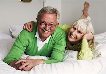 simsearch:6102-04929765,k - Portrait d'un vieux couple scandinaves, Suède le sourire. Photographie de stock - Premium Libres de Droits, Code: 6102-03826995