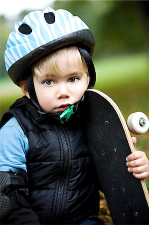 simsearch:6102-06471171,k - Portriat d'un petit garçon tenant une planche à roulettes, Suède. Photographie de stock - Premium Libres de Droits, Code: 6102-03826926