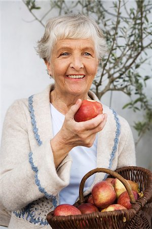 Woman holding an apple in her hand, Sweden. Foto de stock - Sin royalties Premium, Código: 6102-03827067