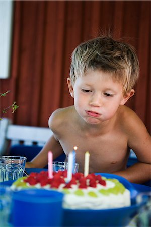 simsearch:6102-08542248,k - A boy with a birthday cake, Sweden. Foto de stock - Royalty Free Premium, Número: 6102-03827078