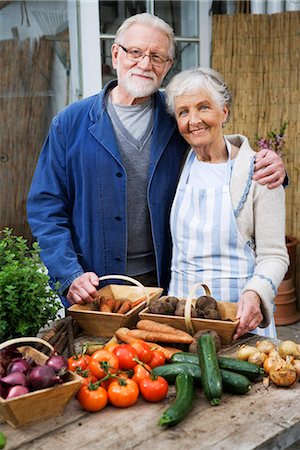 Un vieux couple scandinave avec légumes en face d'eux, Suède. Photographie de stock - Premium Libres de Droits, Code: 6102-03827033