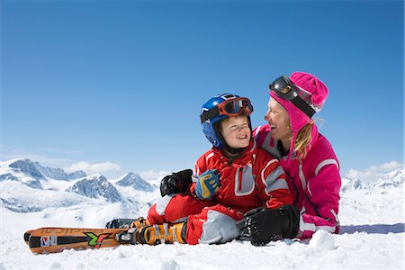 simsearch:6102-08746879,k - Mère et fils se reposant sur la neige. Photographie de stock - Premium Libres de Droits, Code: 6102-03827185