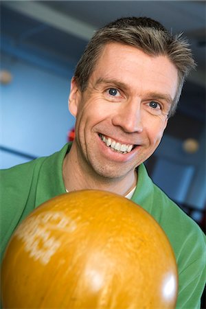 simsearch:6102-03905315,k - Un homme avec une boule de bowling. Photographie de stock - Premium Libres de Droits, Code: 6102-03827103