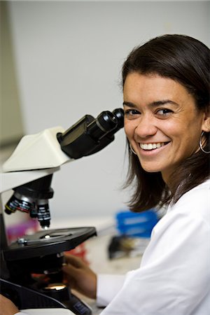 simsearch:6102-03827332,k - Smiling woman with a microscope, Brazil. Foto de stock - Royalty Free Premium, Número: 6102-03827122