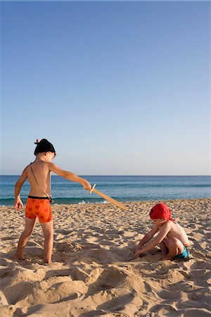 pirata - Enfants jouant sur la plage. Photographie de stock - Premium Libres de Droits, Code: 6102-03827207