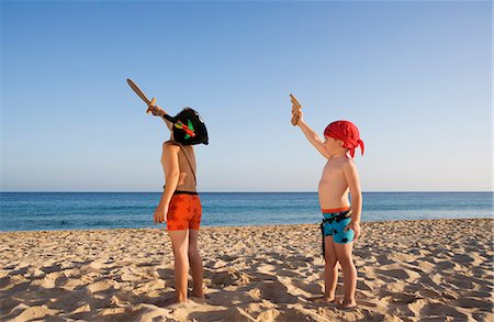 pistola de agua - Enfants jouant sur la plage. Photographie de stock - Premium Libres de Droits, Code: 6102-03827205