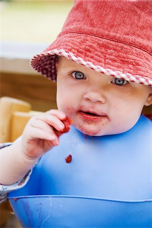 simsearch:6102-06336588,k - A baby eating strawberries, Sweden. Foto de stock - Sin royalties Premium, Código: 6102-03827474