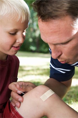 A father putting on a plaster on the knee of his son, Sweden. Foto de stock - Sin royalties Premium, Código: 6102-03827485