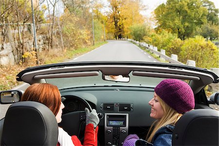 djurgarden - Two young women driving a cabriolet an autumn day, Sweden. Fotografie stock - Premium Royalty-Free, Codice: 6102-03827648