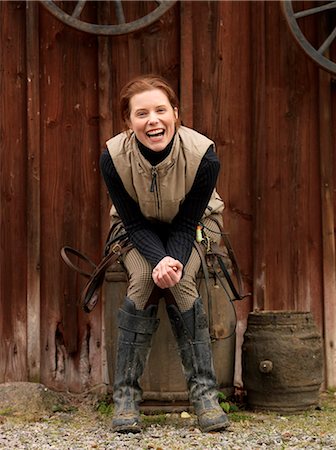 simsearch:6102-03866856,k - A young woman sitting outside a stable, Sweden. Foto de stock - Sin royalties Premium, Código: 6102-03827792