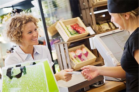 simsearch:6102-03827720,k - A woman buying food, Sweden. Foto de stock - Royalty Free Premium, Número: 6102-03827721