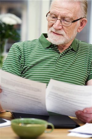 simsearch:6102-04929476,k - A man holding pieces of paper, Sweden. Fotografie stock - Premium Royalty-Free, Codice: 6102-03827958