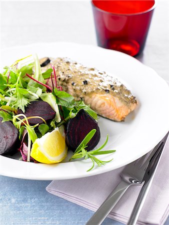 Salmon and a salad. Foto de stock - Sin royalties Premium, Código: 6102-03828225