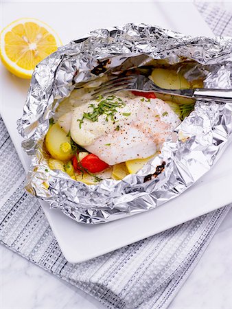 Fish in aluminum  foil. Foto de stock - Sin royalties Premium, Código: 6102-03828233