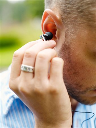 A man listening to music, Sweden. Foto de stock - Sin royalties Premium, Código: 6102-03828342
