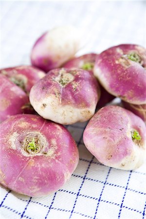 simsearch:6102-06337059,k - Turnip on kitchen towel, close-up. Foto de stock - Sin royalties Premium, Código: 6102-03828378